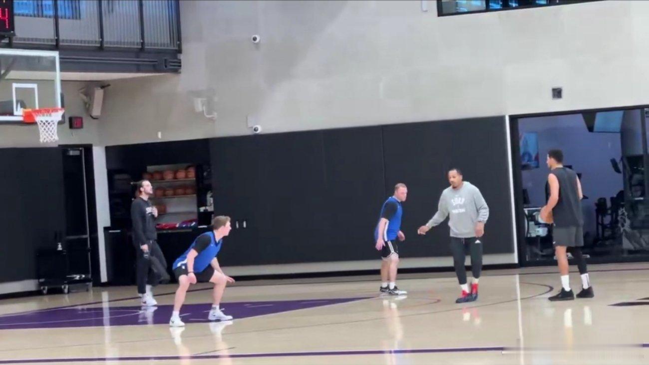 太阳记者Kellan Olson：布克在今日投篮训练后进行了额外的加练，通常他缺