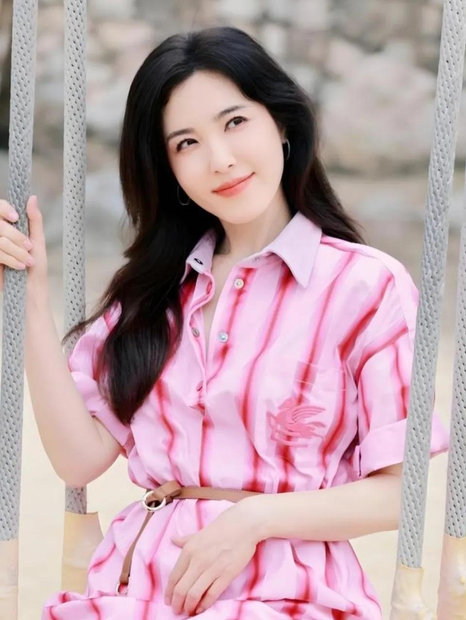 她长相甜美，气质独特，演技精湛，凭借电影《理发师》的出色表演，获得观众的肯定，可
