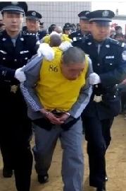 2023年7月28日，
四川眉山24岁男子邱某某因20岁女友袁某某坚持分手，
在