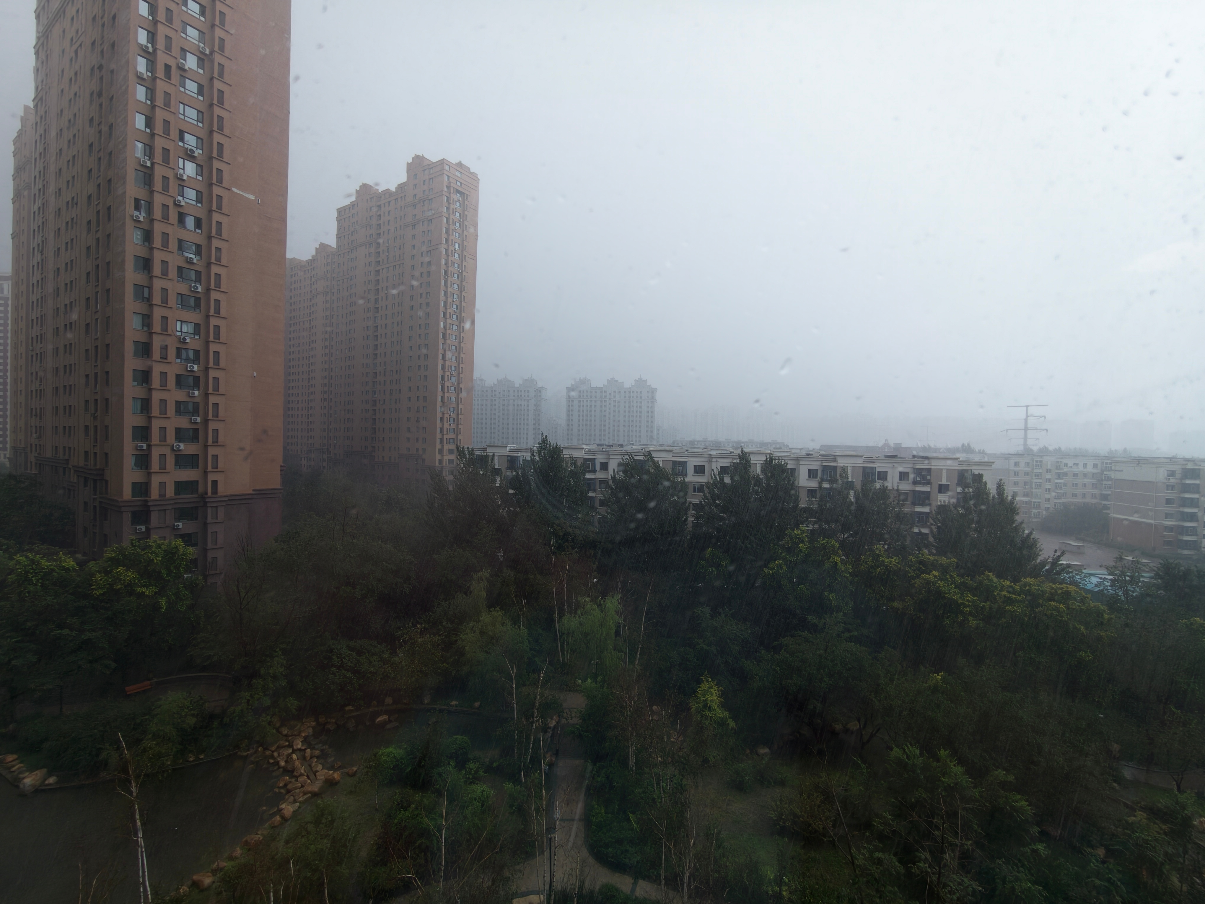 下雨下冒烟了 