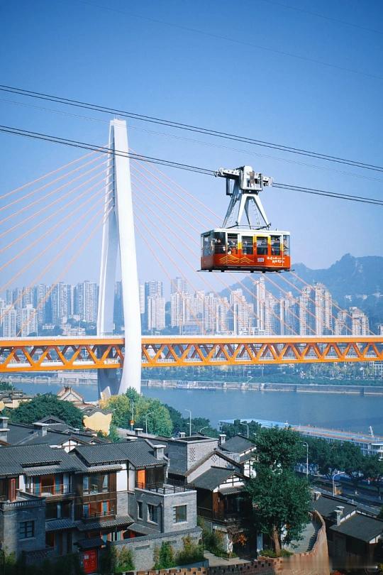 旅行本就不用讲什么大道理，不过是暂时躲开日常琐碎，换座热辣山城放空自己。重庆，天