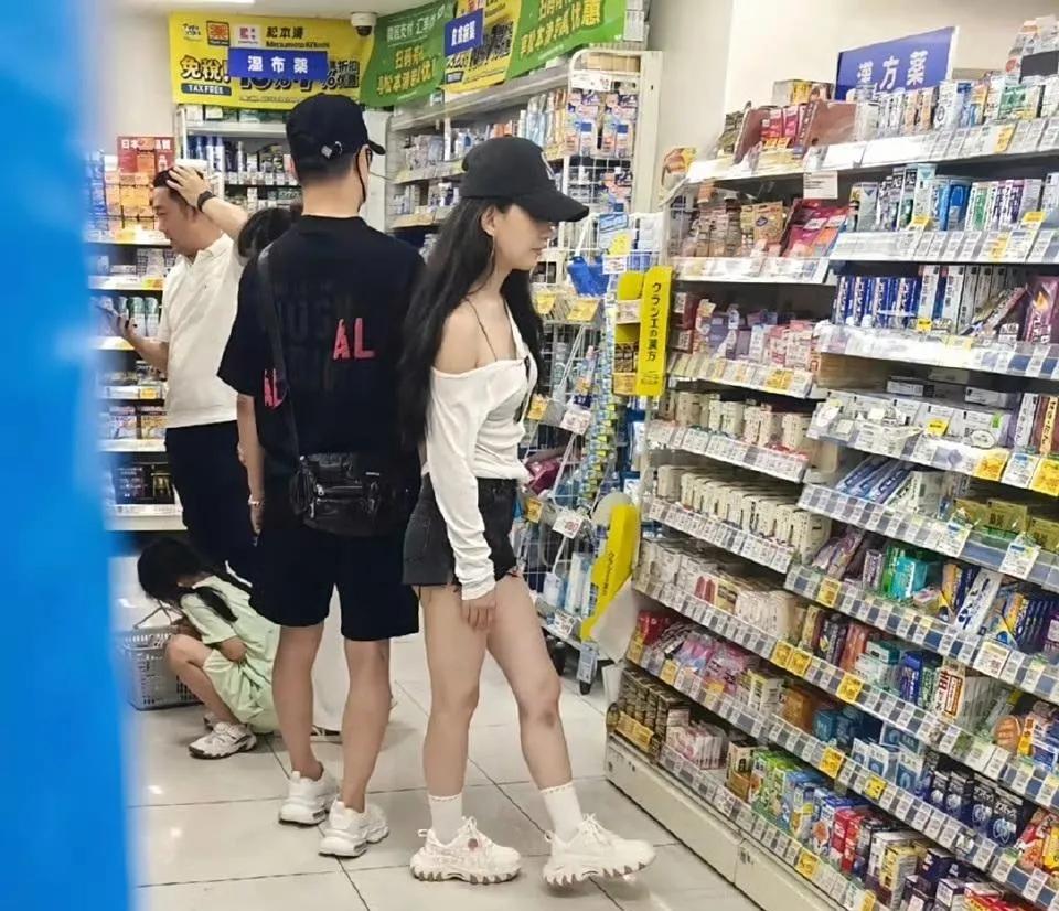 汪峰森林北日本甜蜜逛街，感情持续升温
 
7月21日，汪峰和女友森林北的一组日本