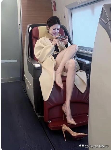 这是不是抓拍角度的问题，这位美女个子不是很高挑，属于中等个，怎么要穿那么大的一双