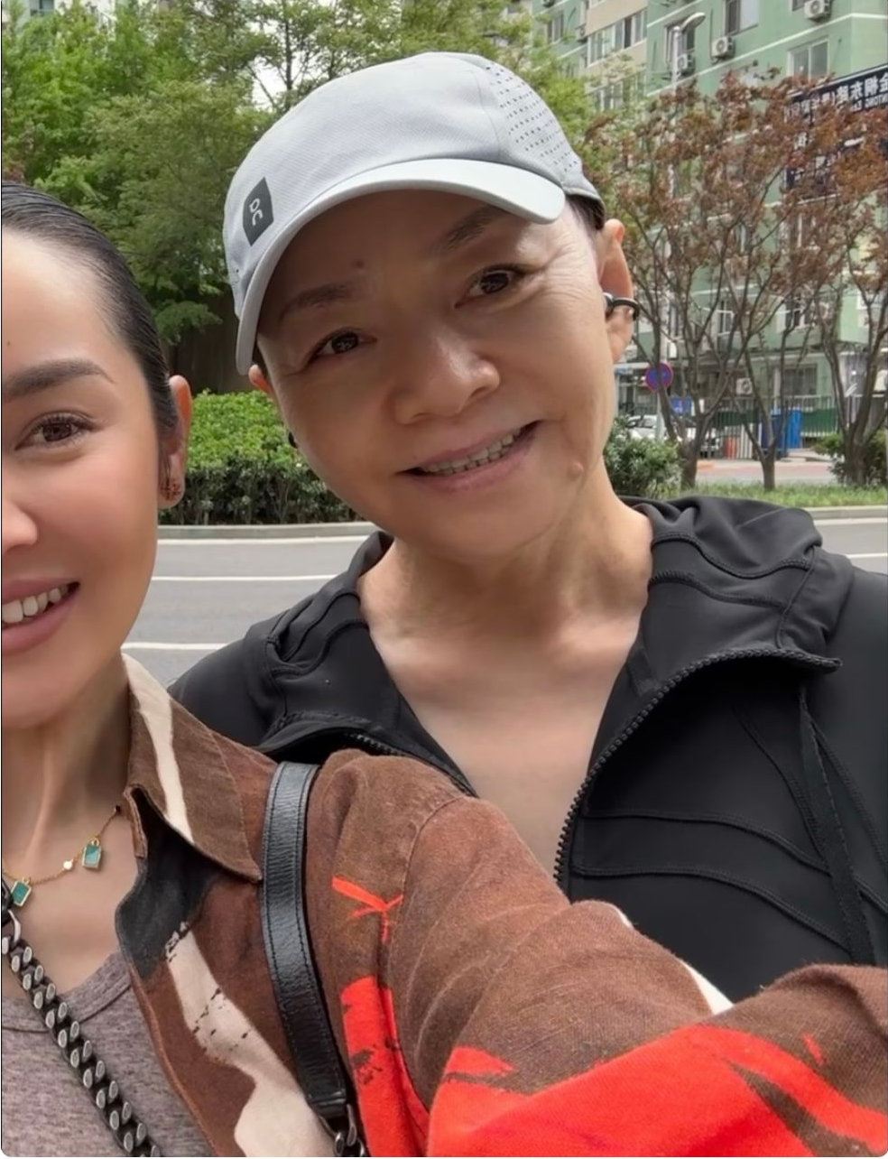 65岁宋丹丹在北京逛街被偶遇！穿着背心和小短裤，身材丰腴状态好 