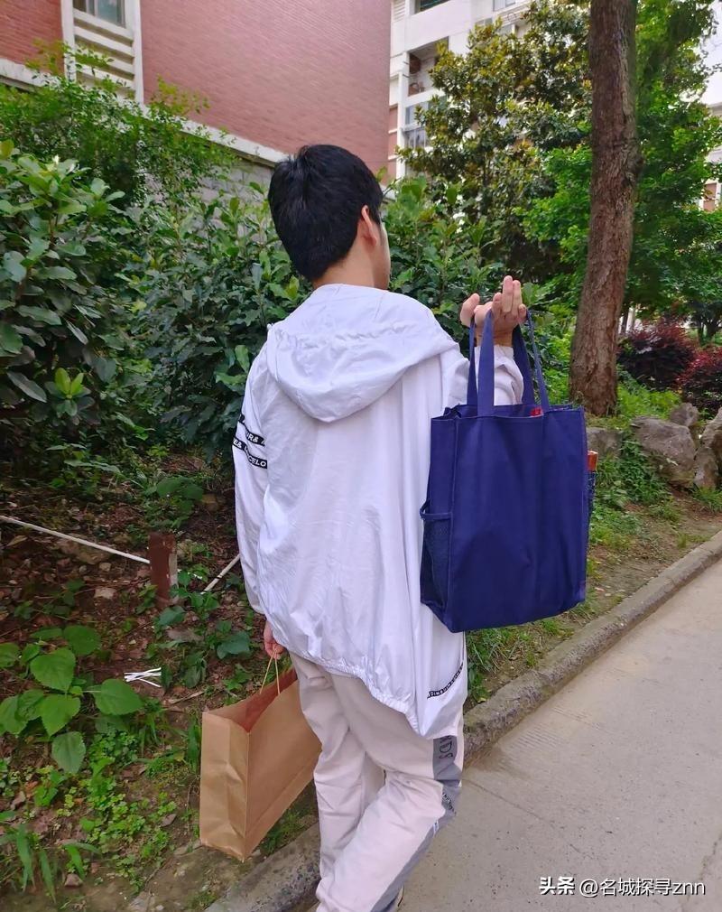 安徽一男孩，高考结束回家后，一把将妈妈拉进房间里，神神秘秘拿出一个袋子：“妈妈，