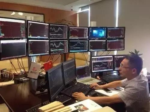 1929 股灾：第一轮洗劫——股市- 先放水、炒高，让全民进场- 然后突然抽流动