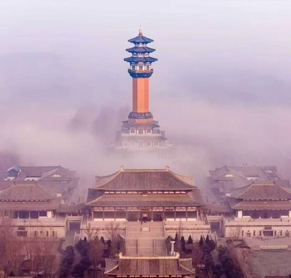 晨雾漫过廊坊隆福寺，宝塔在云海间若隐若现。喧嚣被雾气隔在外面，这一刻好像时间都慢