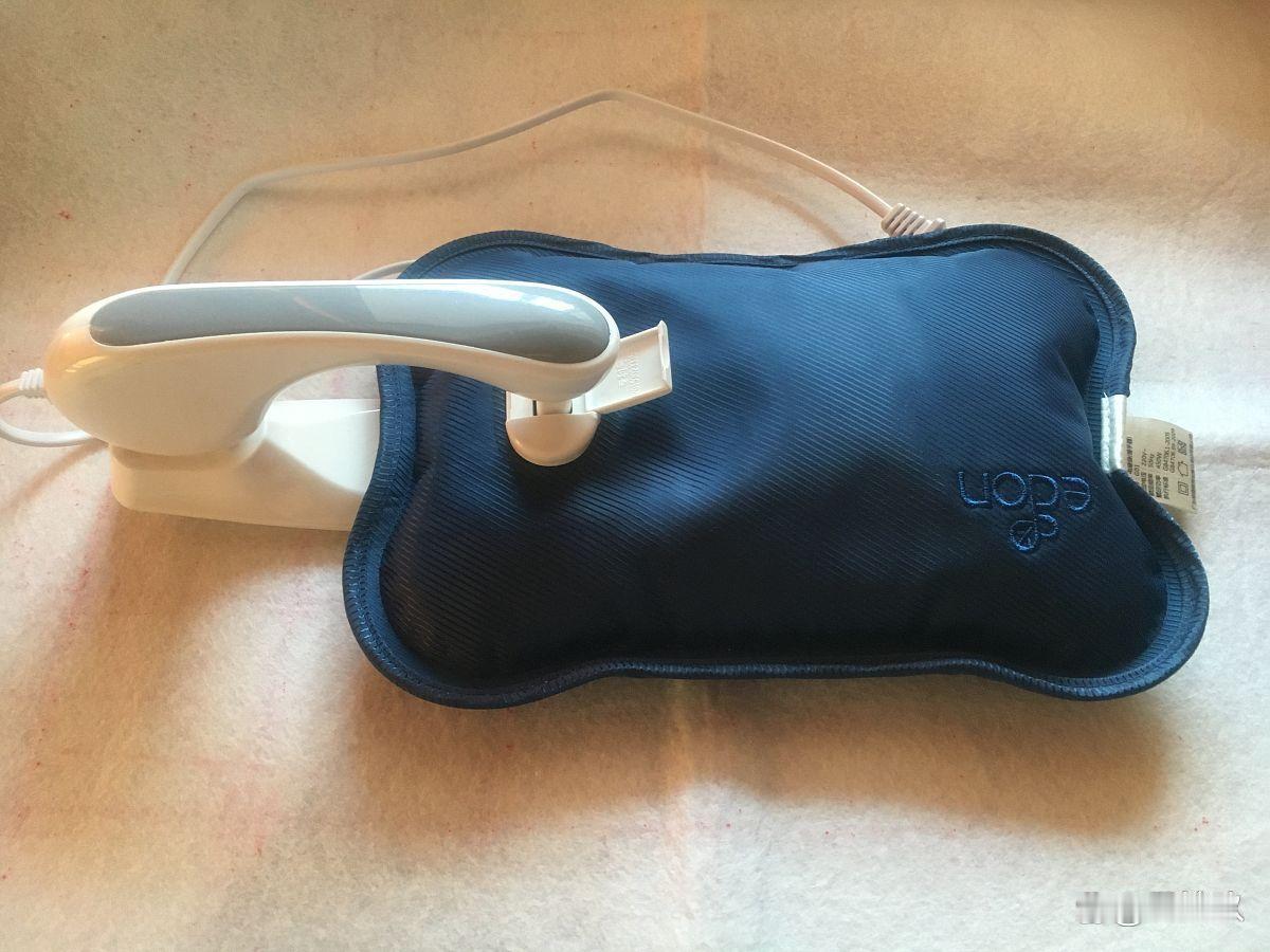 你床头那个充电暖手宝，可能是个定时炸弹！

这不是危言耸听。就在上周，上海一女子