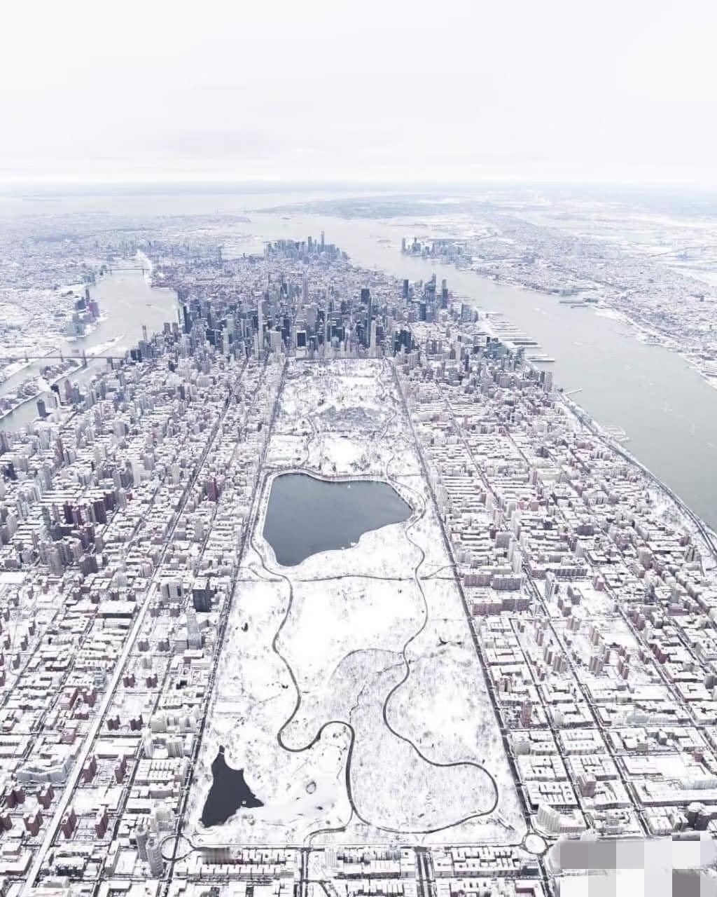 大雪之后的曼哈顿和中央公园