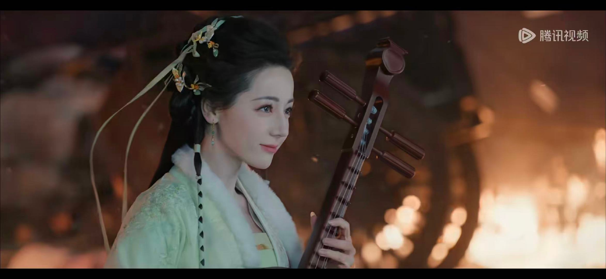 迪丽热巴一灯镇万灵迪丽热巴执器而立明天见咯贺思慕迪丽热巴