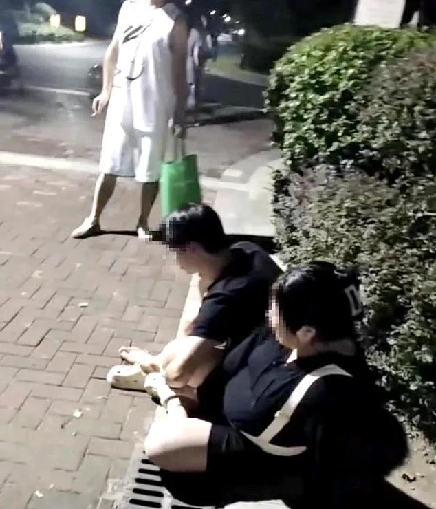 合肥，一位准妈妈遭遇了飞来横祸！这天傍晚，她和丈夫饭后在小区楼下散步，突然一声惨