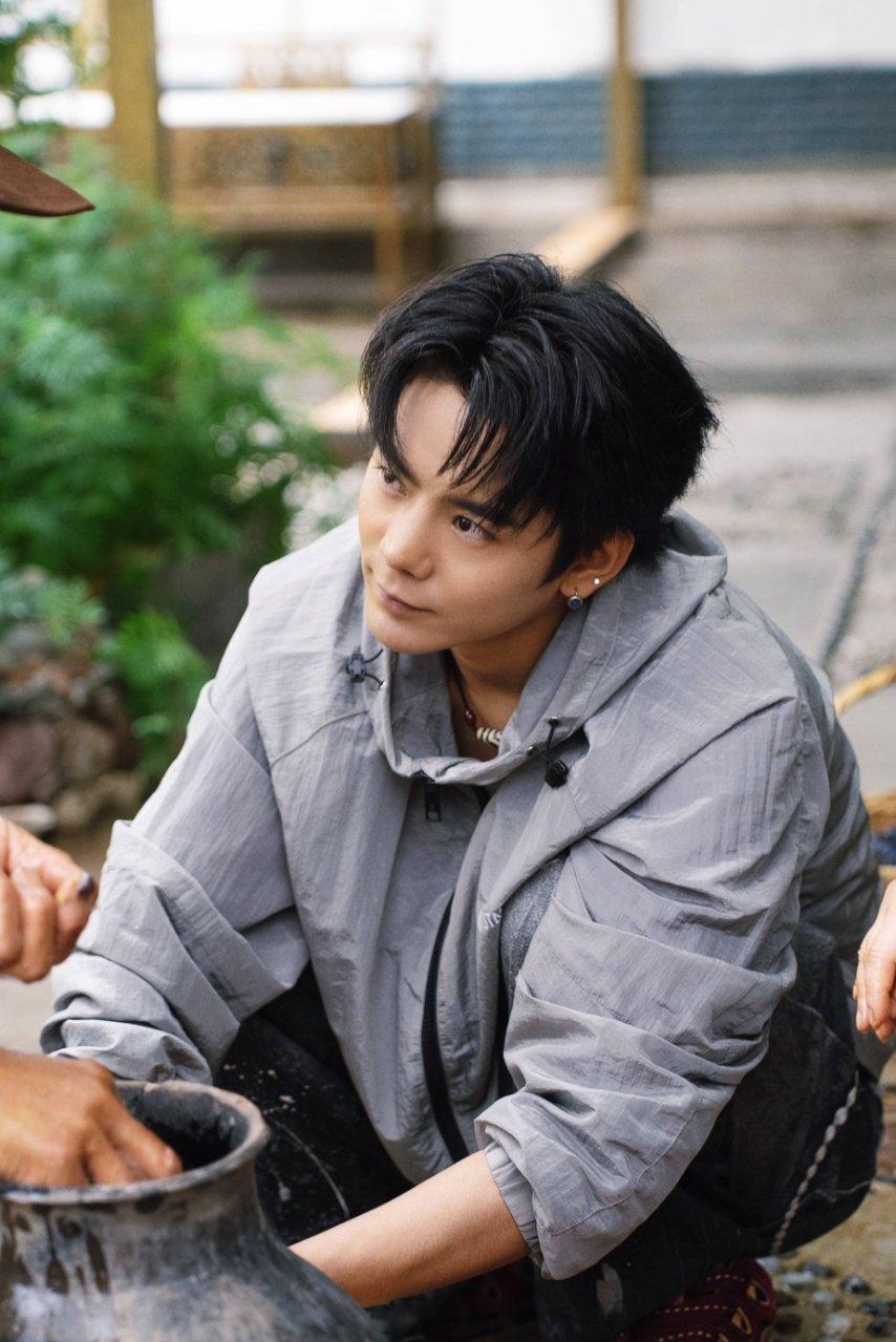 丁真回望五年，有过“还不如不火”的真实感慨，却更感恩这份幸运带他跳出理塘的边界。