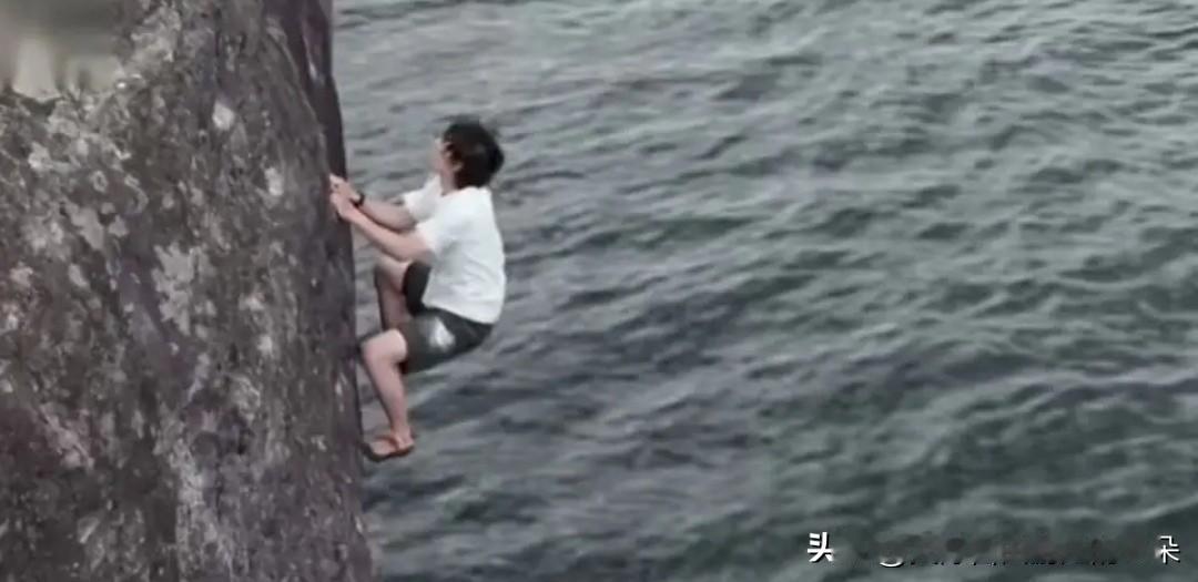 突发！王一博综艺挑战无保护徒手攀岩，手滑坠海惊险瞬间引全网热议！

12月6日，
