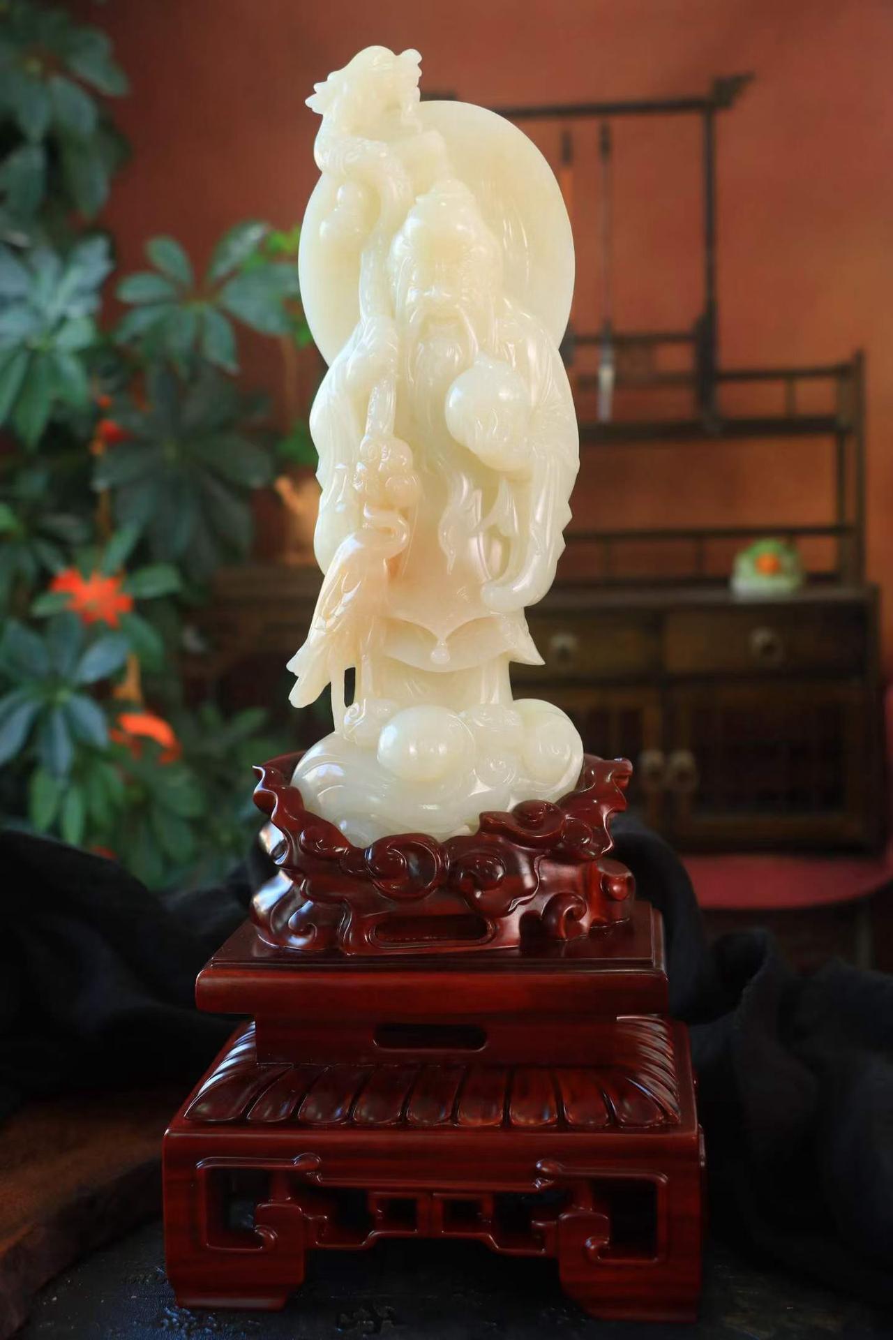 臻品🔥〈羊脂·寿星高照〉

收藏级❤新疆和田玉老坑料，精雕寿星与🐲。寿星神情