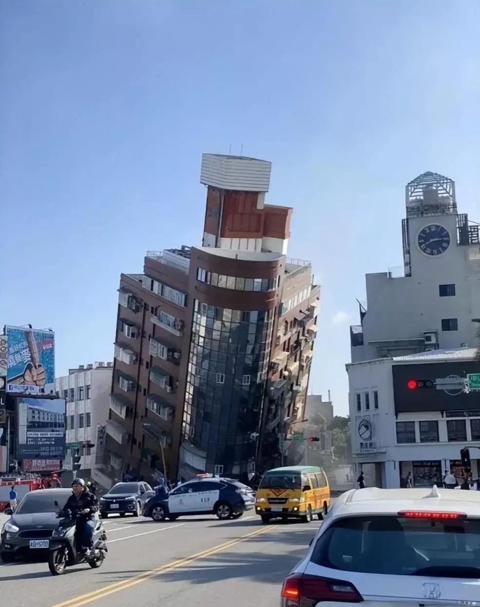 台湾省花莲县因为地震造成的这座楼歪歪，一定要保留下来。这将成为世界奇观！
