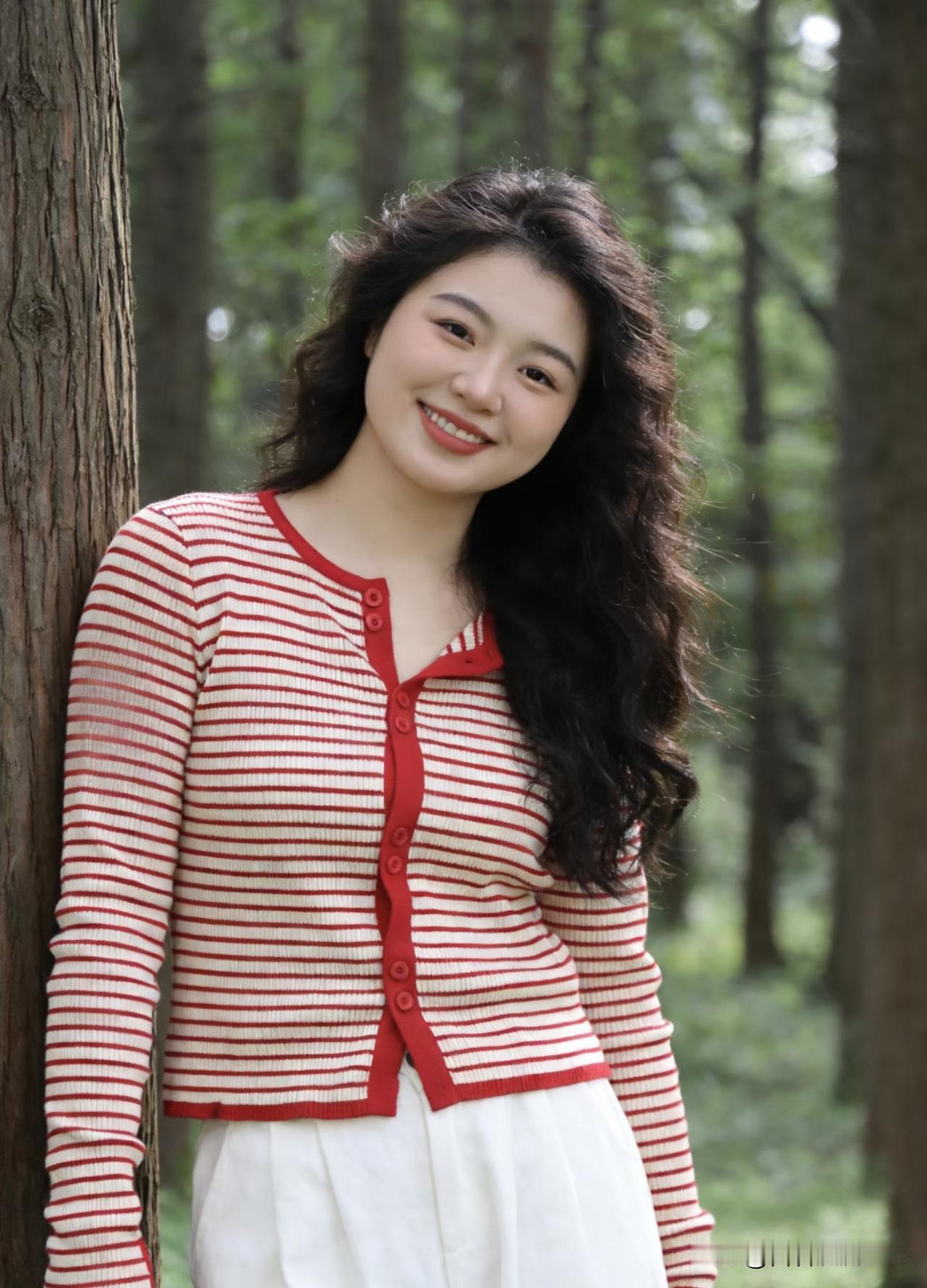 如梦令·林畔笑
 
林畔轻云低照，卷发柔风轻绕。
红条映晴光，笑靥如花娇俏。
休