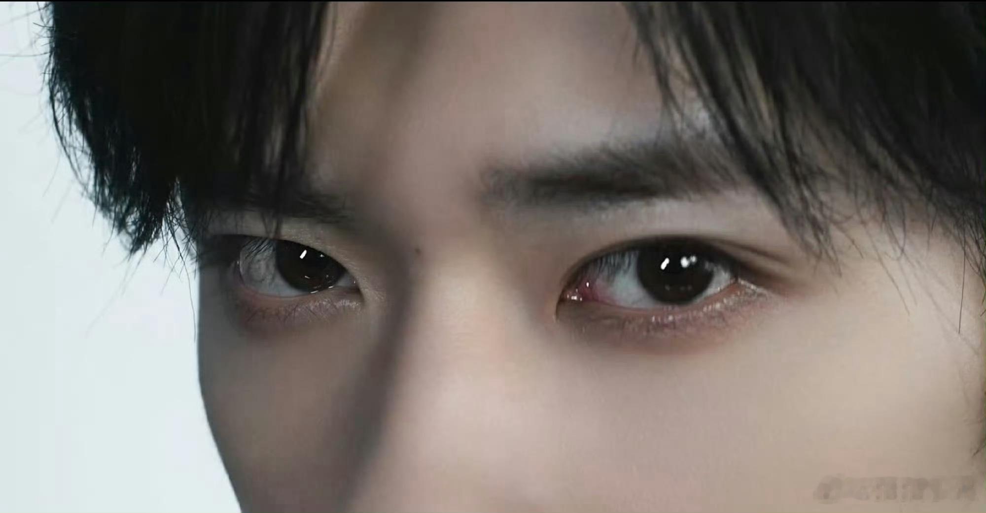 我说易烊千玺别太帅了，千纸鹤这下有福了。从默默无闻练舞少年到如今站在聚光灯下的大