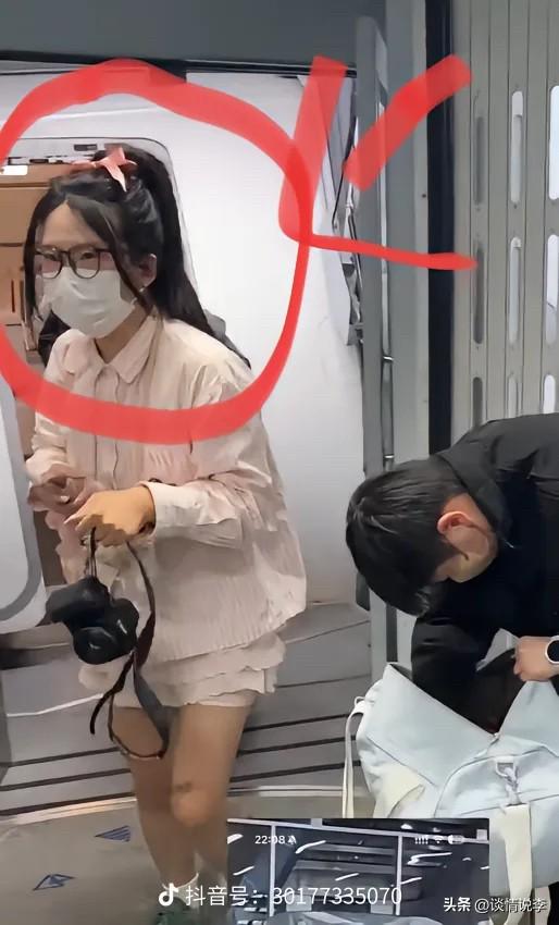 不知道这位粉衣“美女”遇到了什么糟心事？是莎莎挡了她的路吗？人怎么可以没素质到如