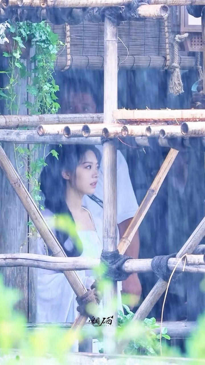 听雨宝宝在听雨 一会皱着眉头说“真大呀” 一会探头看雨和工作人员讨论 萌晕我了赵