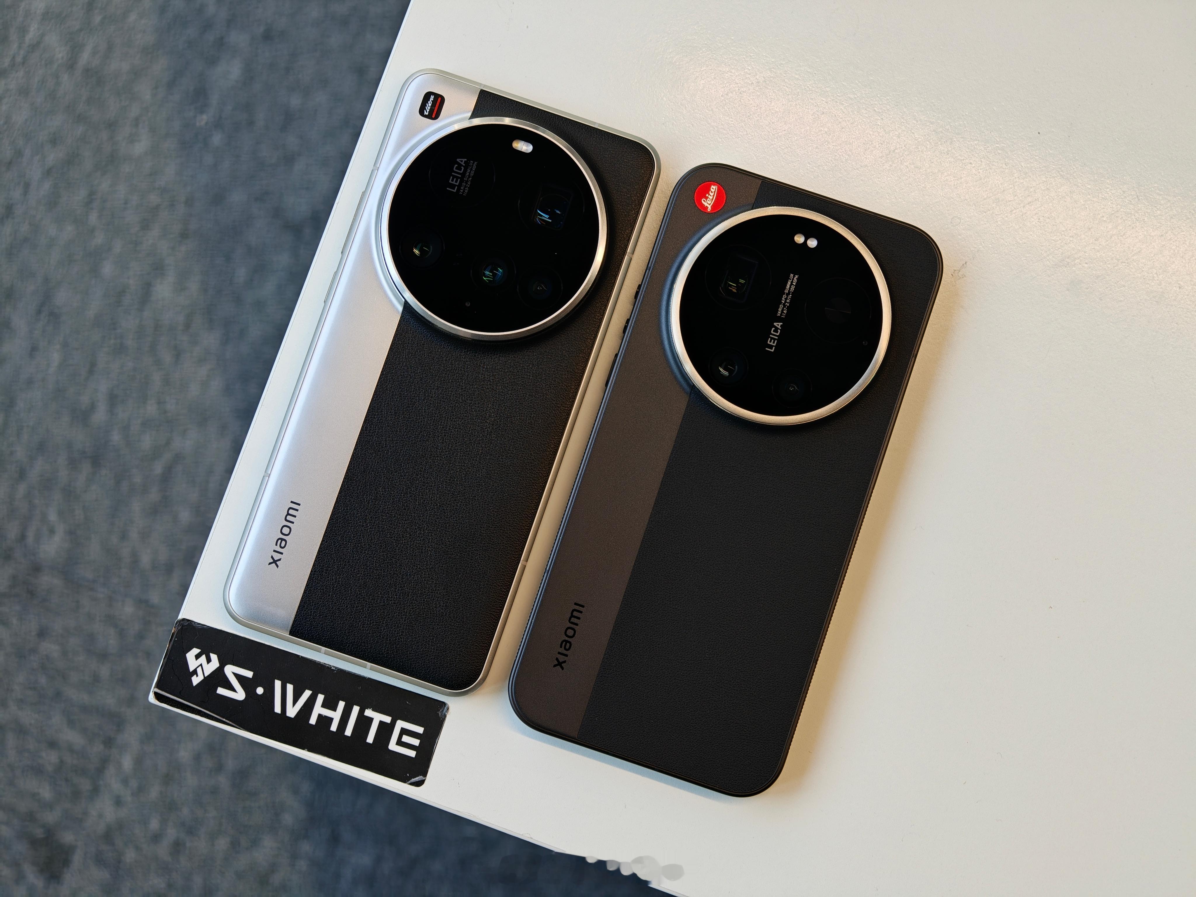 早给小米15 Ultra经典黑银和小米17 Ultra徕卡版来张合影✌🏻 