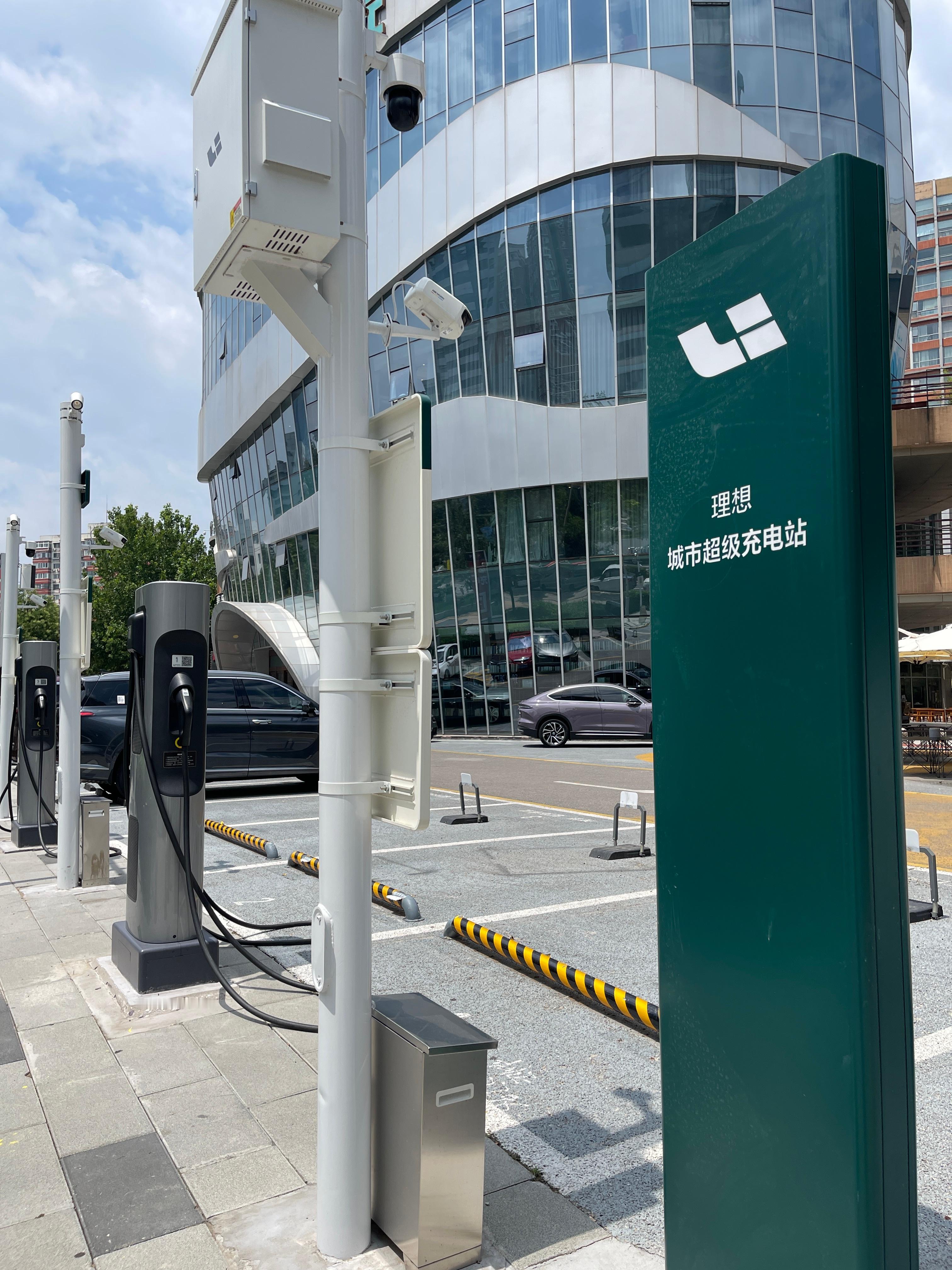 截至7月13日，理想超充网络在全国已有：2875座理想超充站，15,777根理想