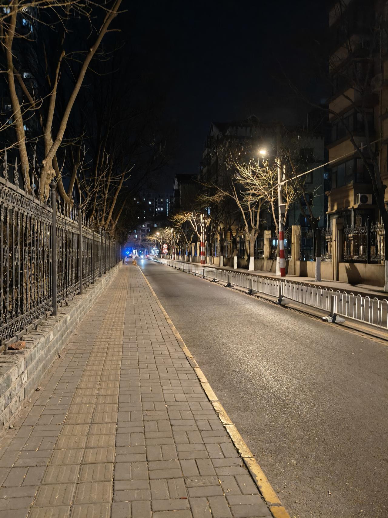 九点半打卡上班，9:40吃早餐，中午两点吃午饭，然后回公寓休息到五点回单位继续上