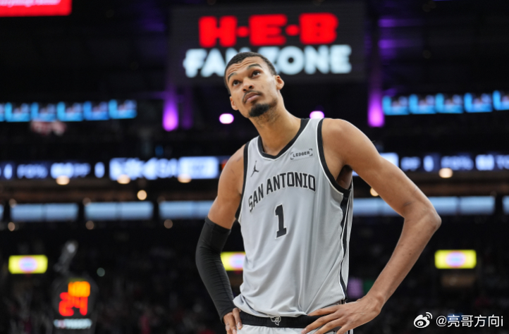 NBA常规赛，马刺客场127-113大胜勇士，豪取10连胜。据NBA官方统计，文