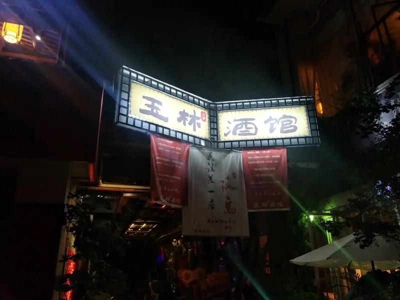 64岁的齐秦，既没请助理，也没开扩音，背着一把吉他，蹲在成都玉林的巷口，唱了六首