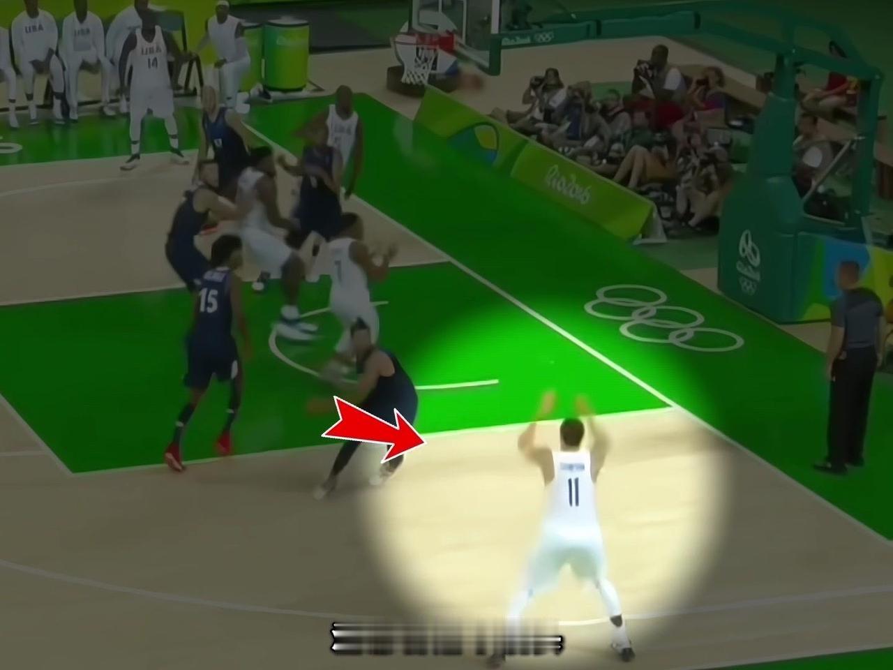 🏀克莱常能在无立足空间、防守紧逼的情况下，即使没站稳也能后仰稳稳命中三分，在场
