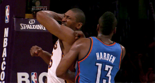 这一肘击不知道是不是阿泰斯特故意的，，，，，，