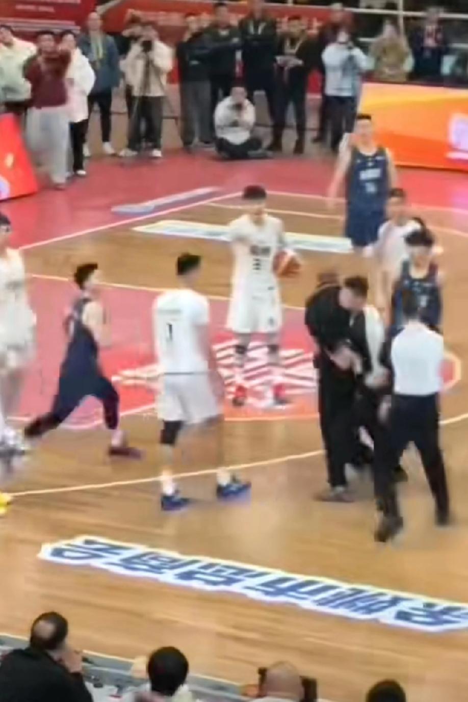 余姚主场60:81负于诸暨，这本是一场没有悬念、波澜不惊的比赛。可赛场上还是发生