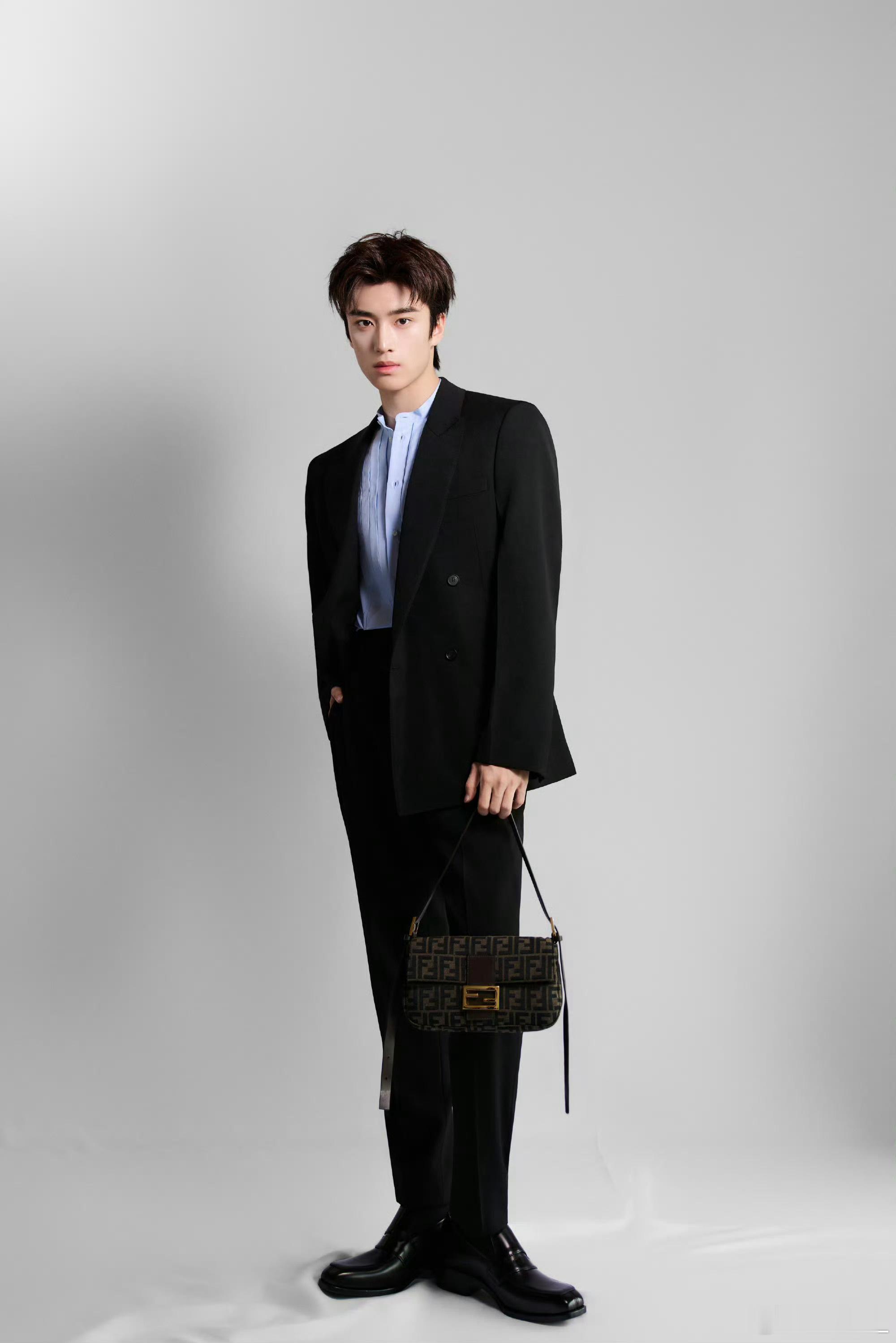 全新Fendi宣传大片释出！张康乐身着2026秋冬超季礼服出镜，利落剪裁衬出挺拔