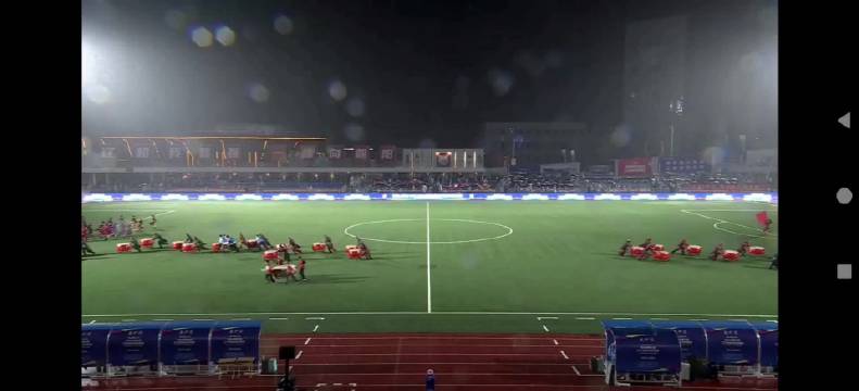 李鑫一在辽超开幕式暴雨中演唱《巨人的茧》。好敬业啊！加油鑫一！#李鑫一[超话]#