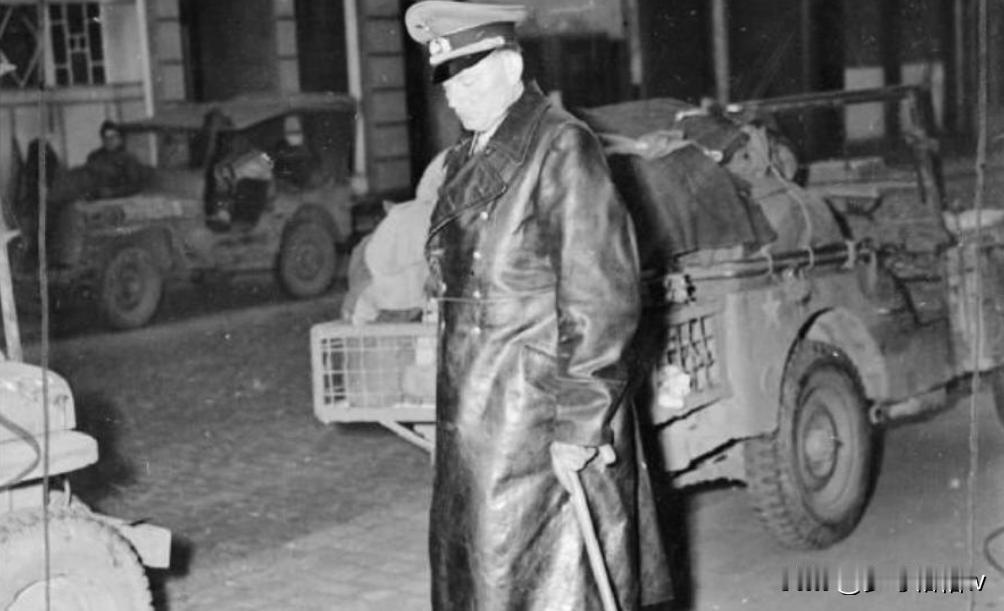 和在战场上俘获的鲍鲁斯元帅不同，克莱斯特元帅/图1和图2是在花旗国、约翰国和贝尔