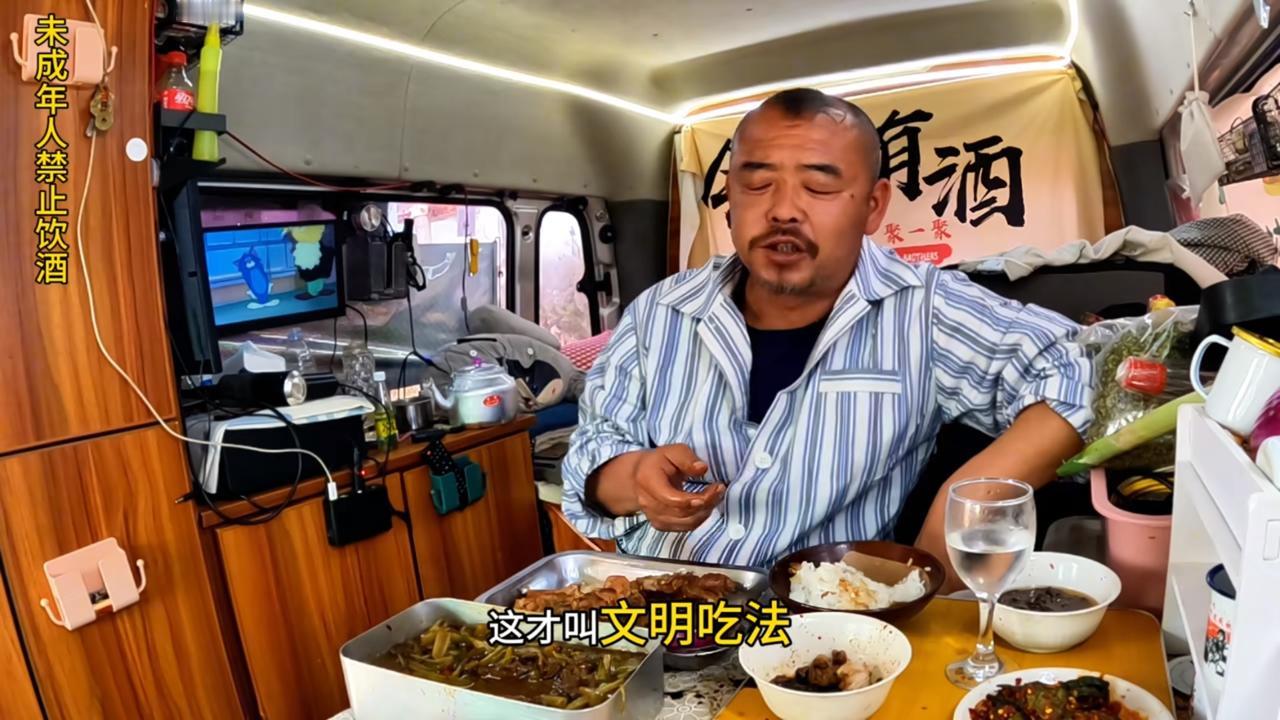 [我想静静][我想静静]这个沙大厨所谓的文明吃法就是拿手，那手多脏呀，而且又不卫