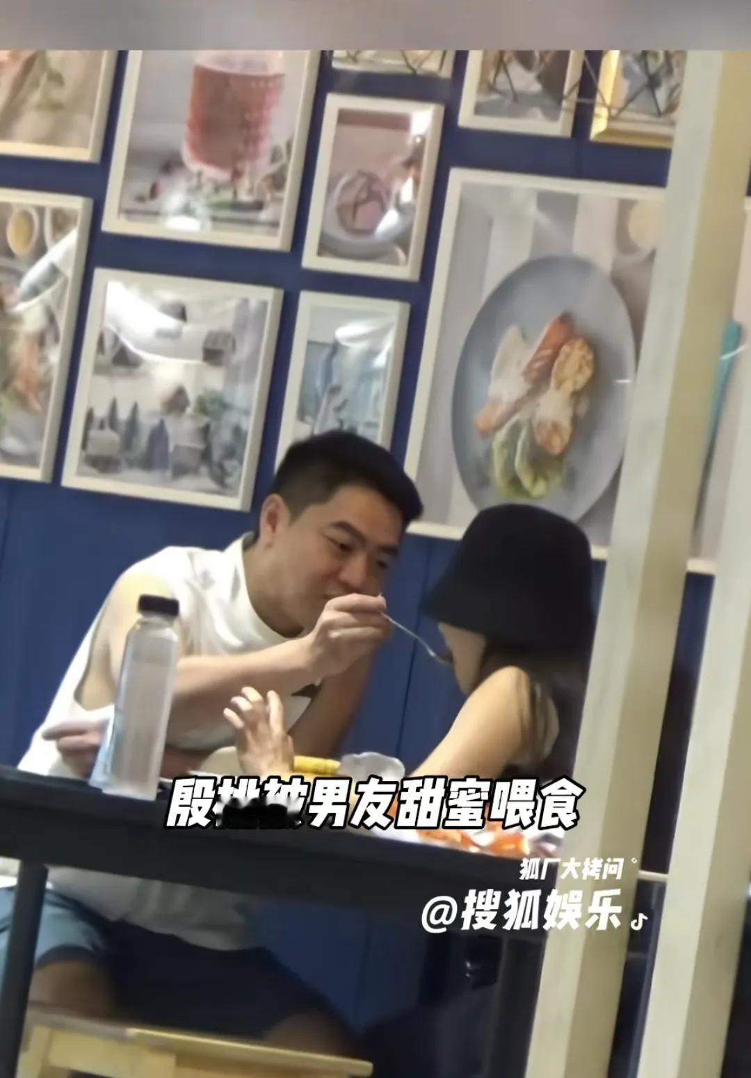 殷桃被男友投喂，引发热议！

9月24日，殷桃被拍到与男友一起逛宜家，殷桃身穿黑