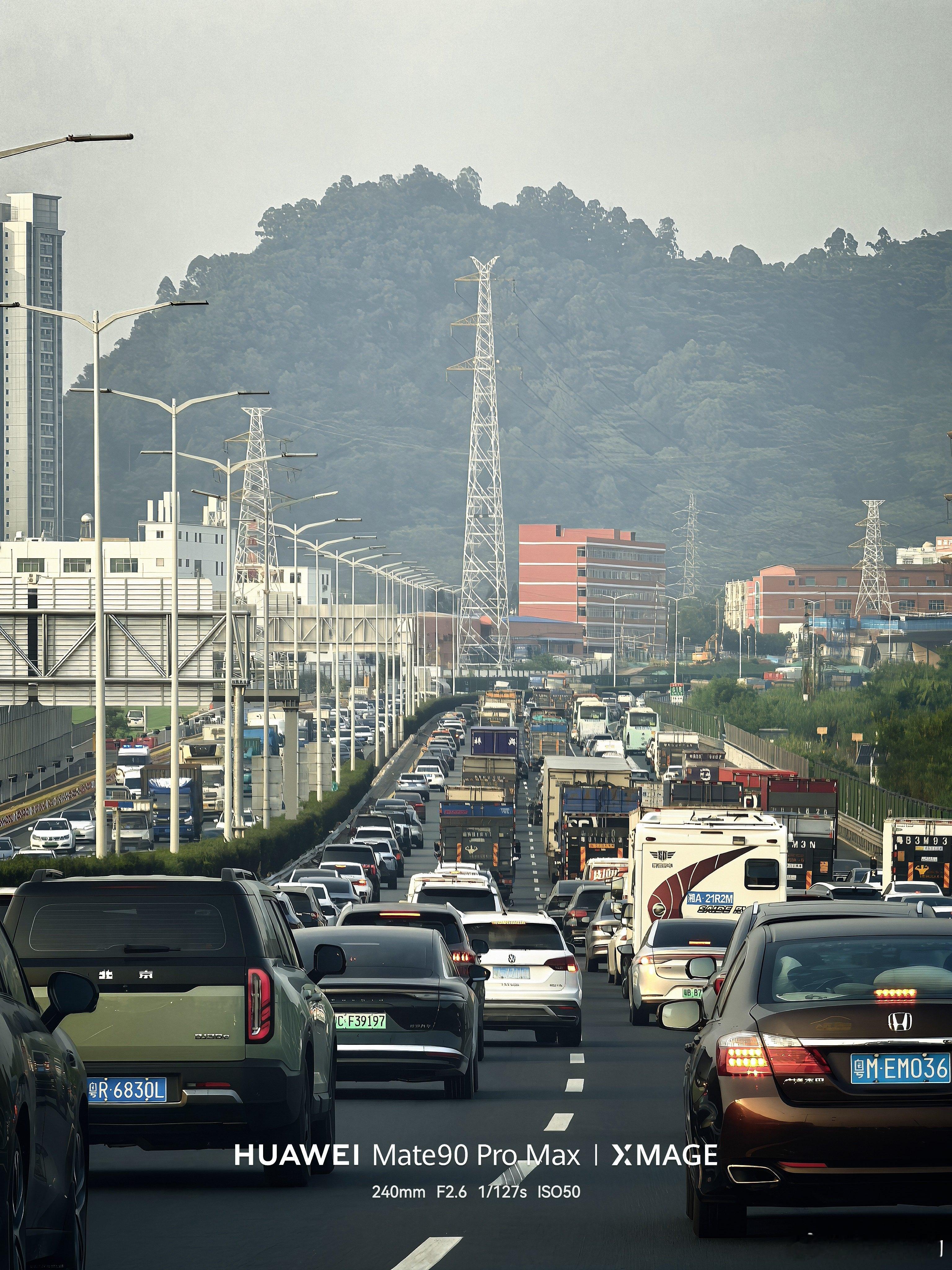 这就是一线城市[捂嘴哭]，深圳还没到下班高峰期就开始堵车 ​​​