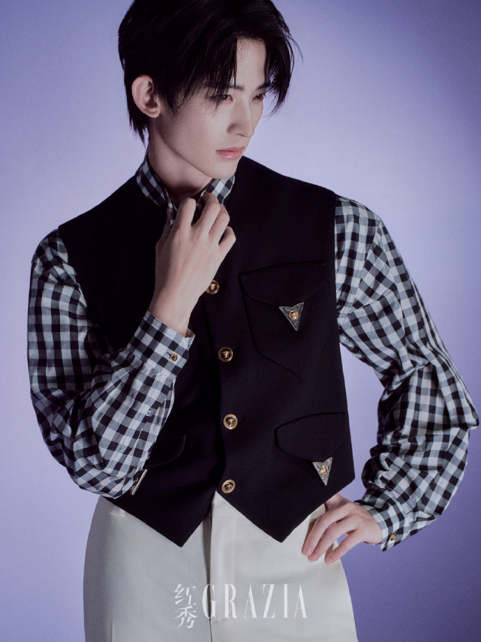 常华森理性柔软封面大片  常华森登上 GRAZIA 红秀八月新刊封面 VERSA