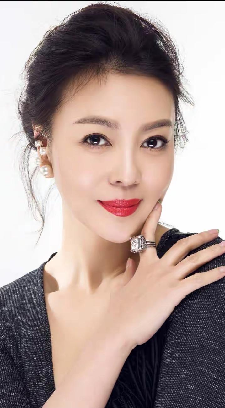 荣蓉，上海籍国家二级女演员、制片人，毕业于上海戏剧学院。演技沉稳扎实，出演《何以