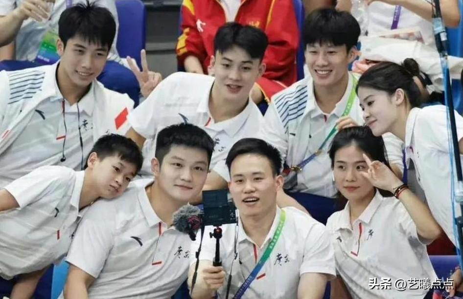 8位体育健儿可都是美女帅哥，朝气蓬勃，充满了青春活力。
能报出他们大名的球迷，大