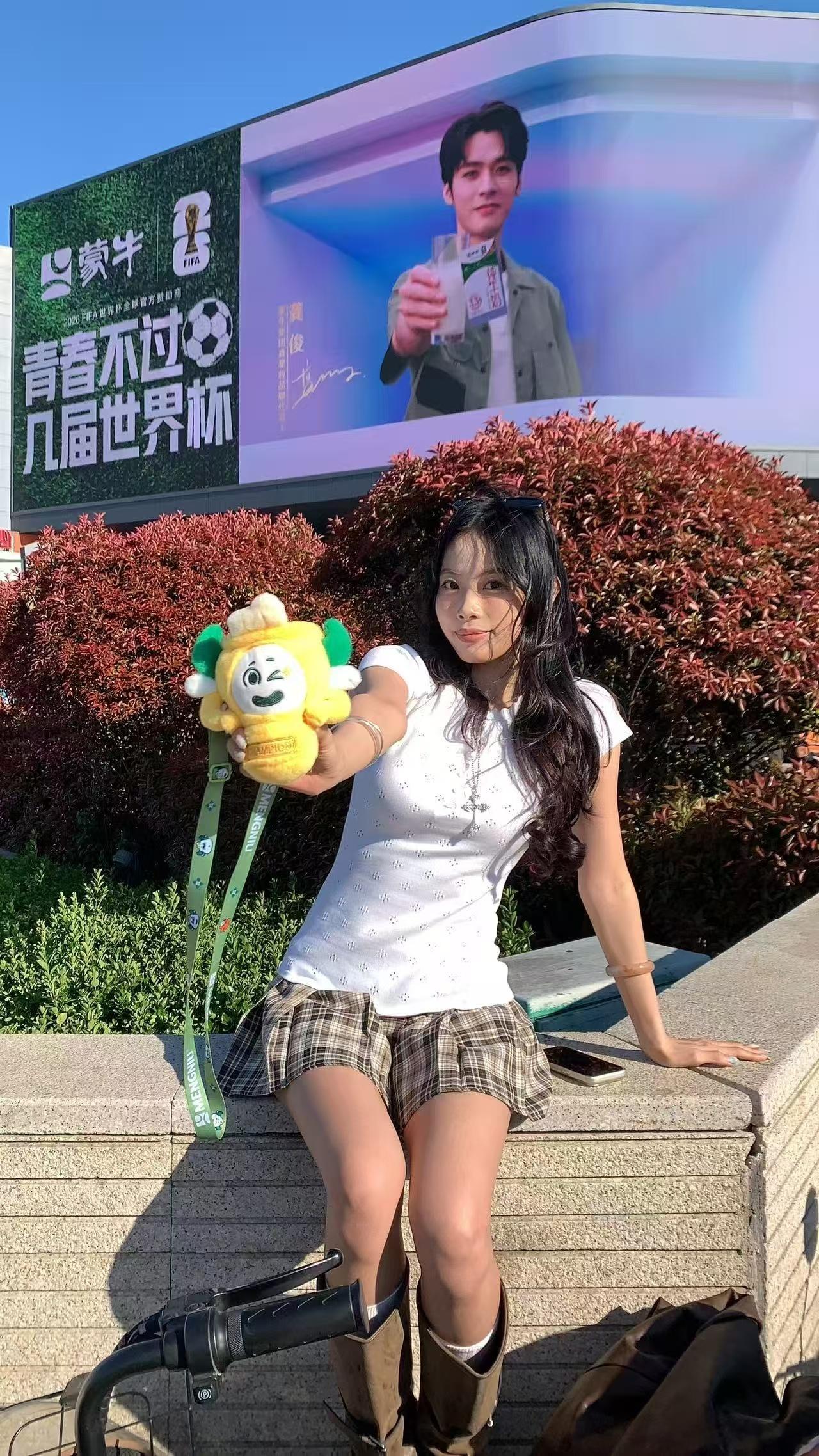 青岛遍地都是龚俊 看完蒙牛世界杯宣传片瞬间心动，青岛随处可见龚俊，已经备好蒙牛坐