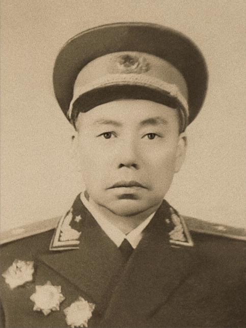 1955年他只是团级干部，授衔时，周总理却说：授予他少将军衔。
 
他叫苏鲁，时