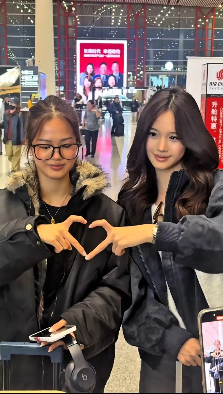 钟丽缇俩女儿机场狂比心！本以为星二代高冷，结果被甜到了
印象里星二代都高冷范儿？