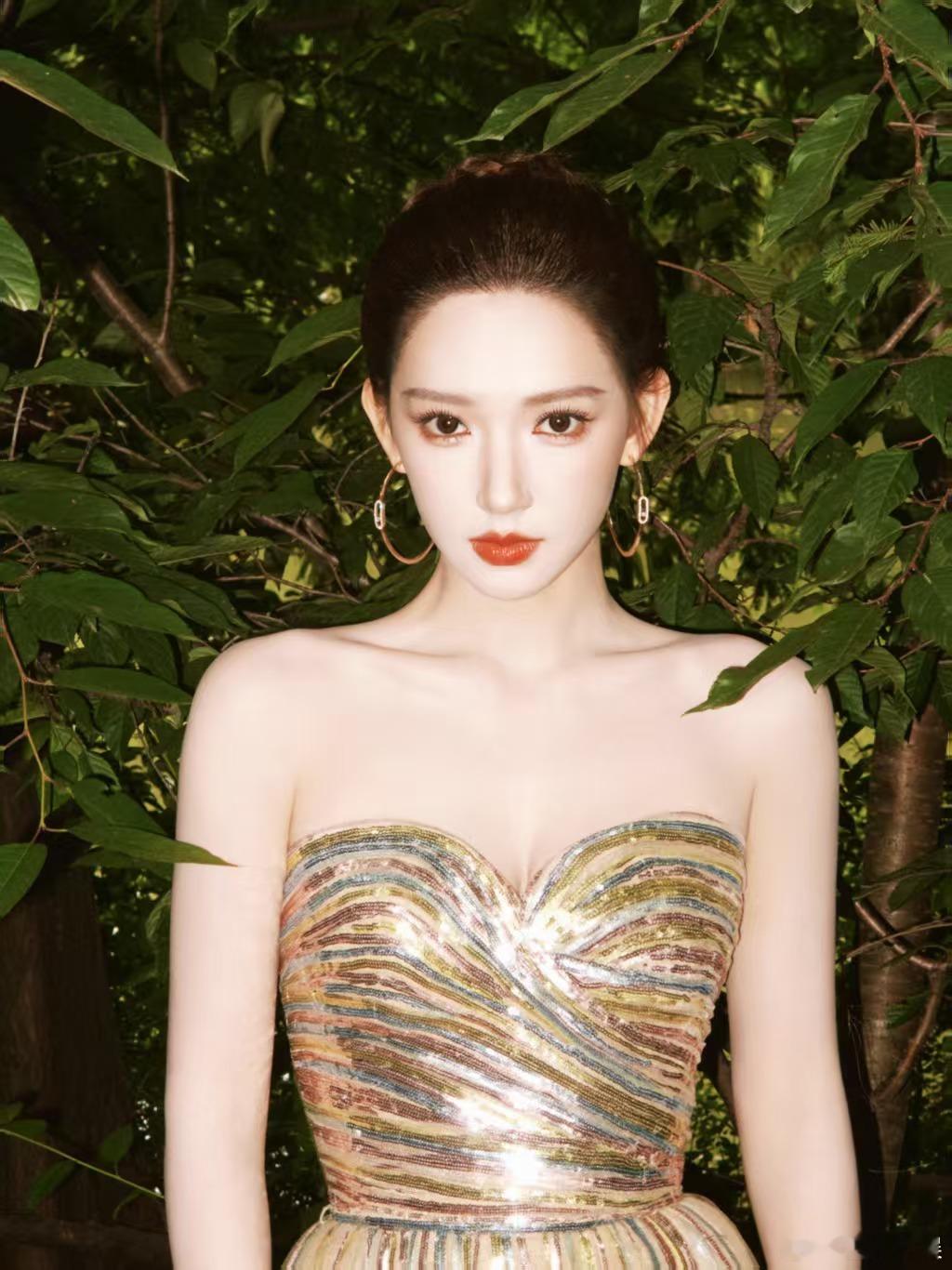 林允程潇李思潼合照上了 电影之夜趣味时刻上线，三位同框氛围感拉满。举止活泼大方，