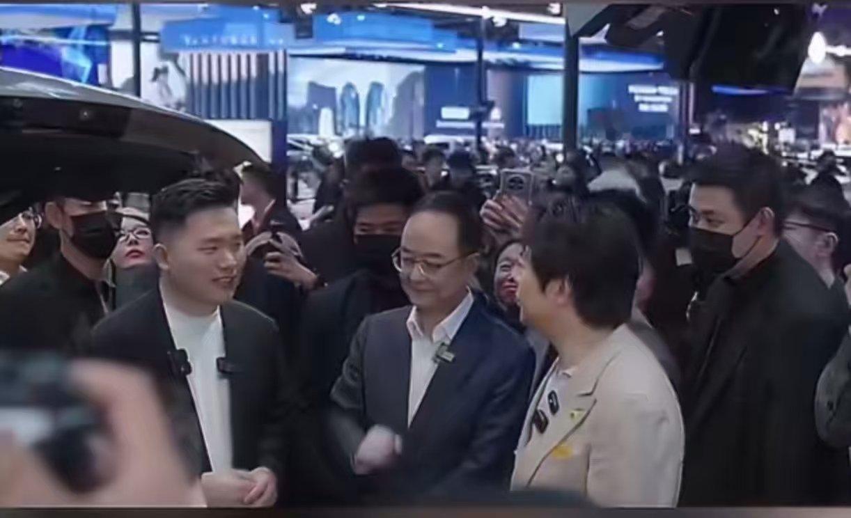 郎朗在车展又遇到小孩了 撒贝宁的松弛让人看到了放假人应该有状态，不用精致也不用强