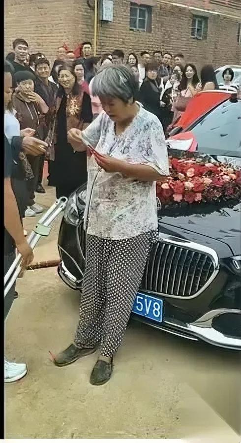 红包只值10块？

老太太直接横在车头！

她一句“50起步，少一分别想走”把新