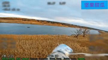 不打民众。哈尔科夫州，佩切尼杰水库，俄无人机操作员起飞搜索，发现一艘船在水面上移