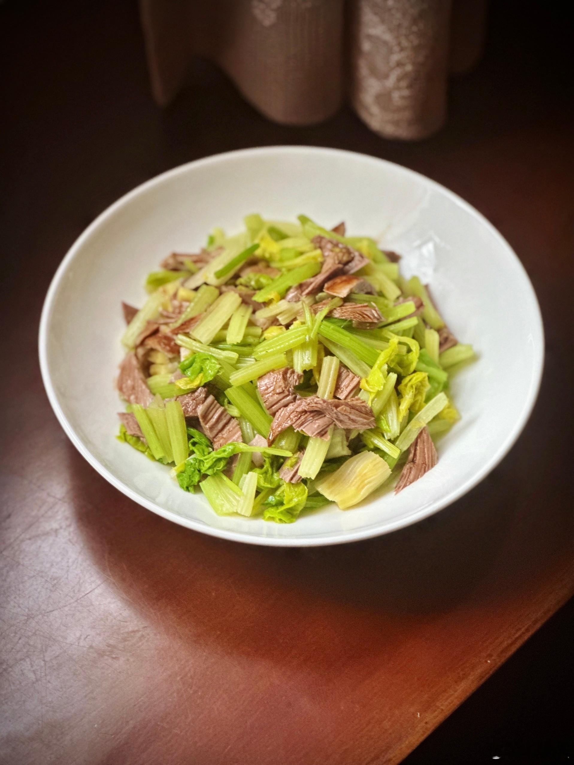 芹菜拌卤鹅肉顶便当，鹅肉撕开卤汁里浸一下，拌芹菜就不需要别的调味，配的蒜辣醋浇上