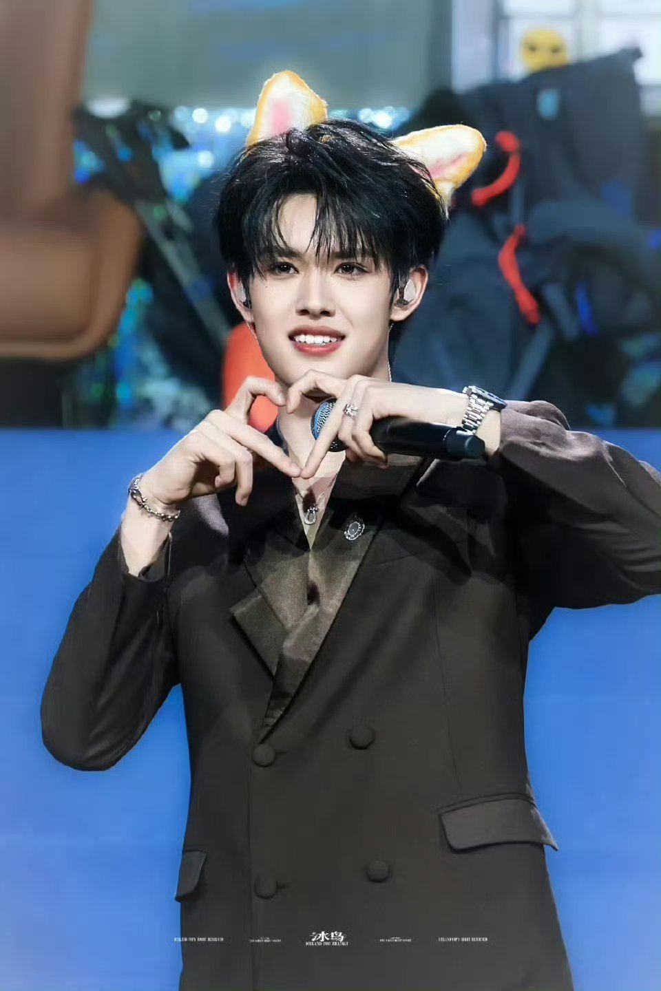 张极丝带领结丝带领结造型太惊艳！张极精致帅气颜值在线，气质出众氛围感十足，每一处