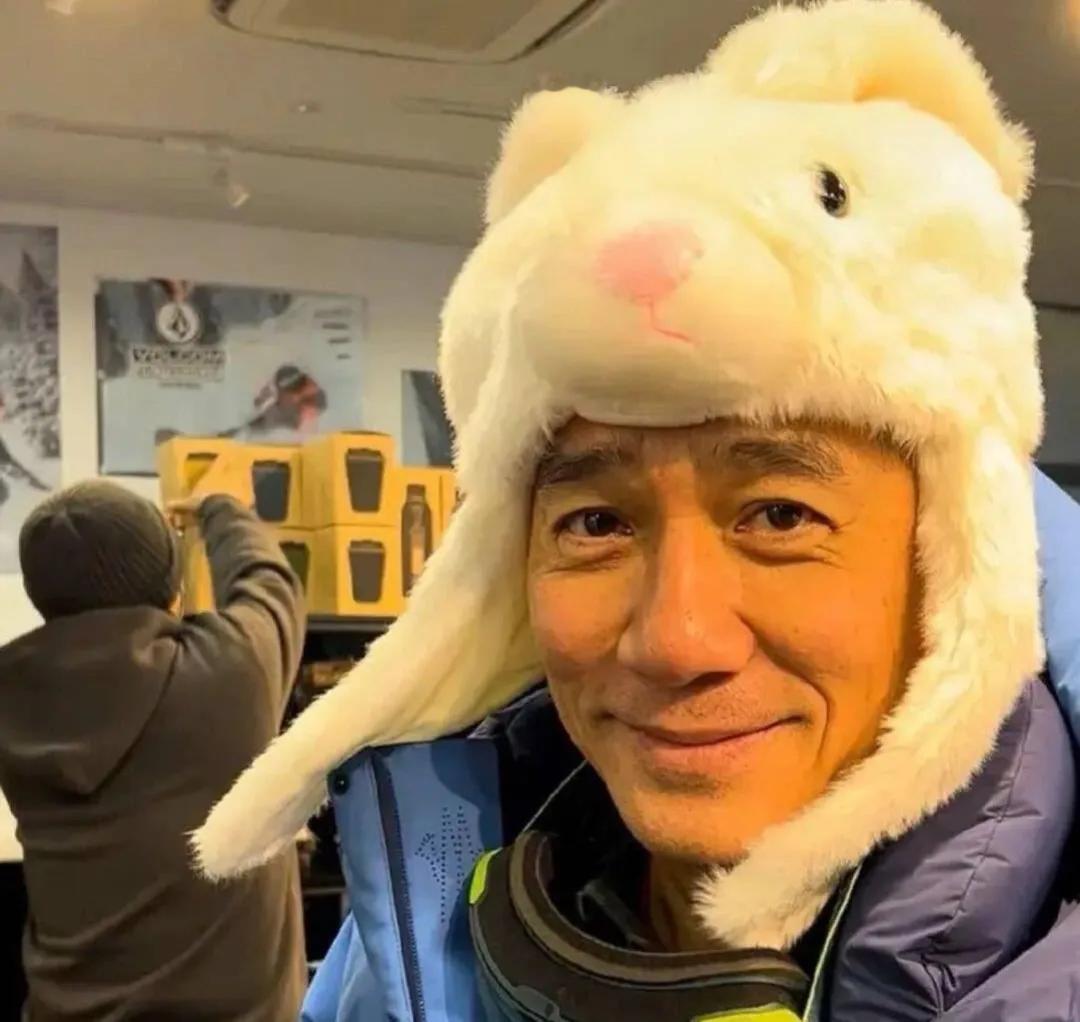 两位男神太可爱了，年龄越大越接地气啦！刘德华和梁朝伟戴着粉粉嫩嫩的可爱发箍，和往